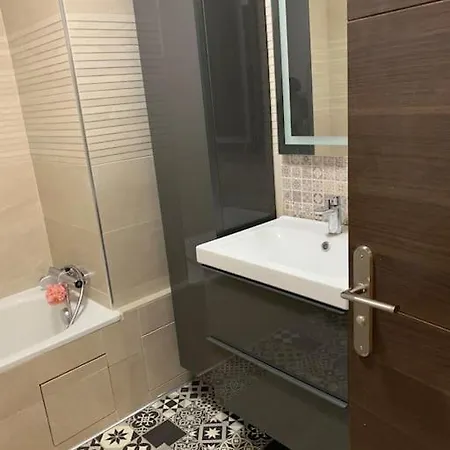 Apartment In The Heart Of The Champs Elysees With Balcony